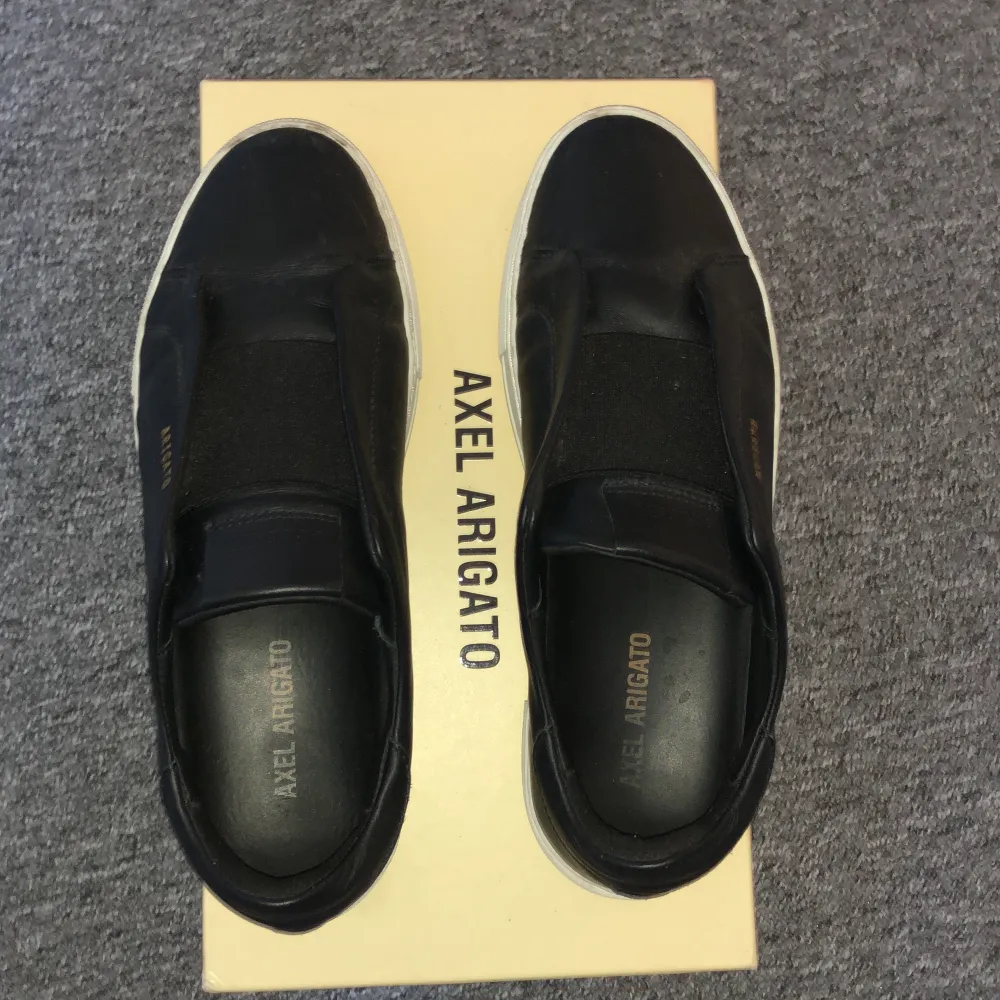 Svarta Axel arigatos skor läder, använda ett flertal gånger, köpta från Axel arigato nypris 2350kr 2023 Februari . Skor.