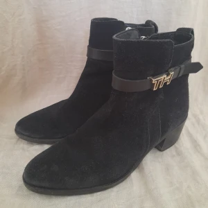 Tommy Hilfiger sko - Välanvänd men fin sko som har mer att ge :) Kan behöva klackas om (se bild). 