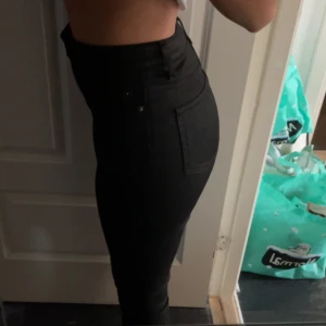 Jeans - Svarta jeans typ som skynbyxor i storlek 38. Skinny jeans som knappt är andvända max 10 gånger. Köparen står för frakten. Fler bilder skriv privat. 