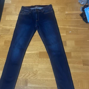 Tommy hilfiger jeans  - Ish en taper model. jeans. Hilfiger köpt på nk i gbg.skick 10/10 knappt använda.mörkblå/marinblå. Bar model men passar på kottare vuxna. Perfekt som present. 