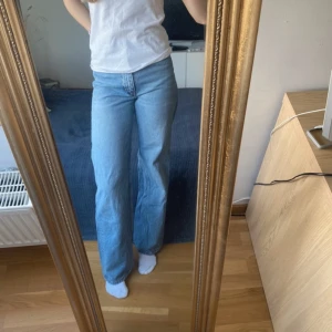 Jeans - Skit snygga ljusblå jeans från monki! Storlek 24 (XS/S) 