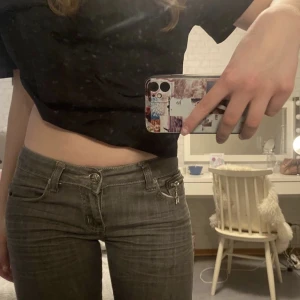 Gråa low straight jeans - Gråa jeans som sitter bra (möjligtsvis lite tajt) på mig som har ca midjemåttet 80cm