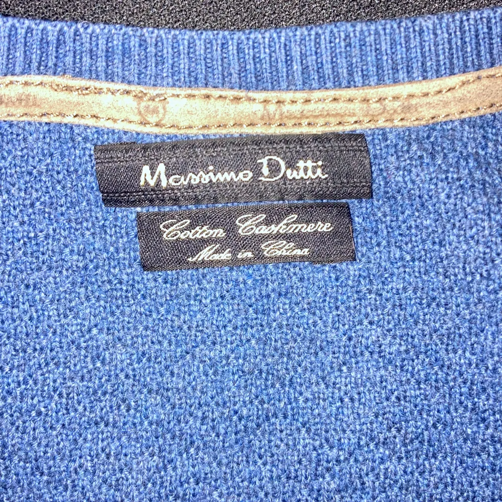 Säljer denna riktigt sköna cashmere-mix tröja från Massimo dutti! Storlek L men passar för mig som är M! . Tröjor & Koftor.