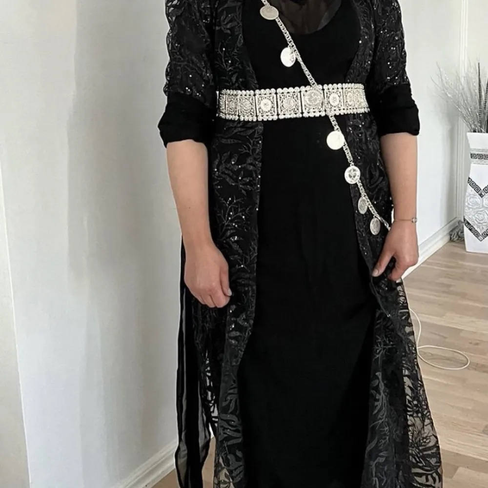 Kurdisk klänning  Oanvänd . Klänningar.