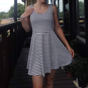 Superfin randig klänning 🤍🖤 Storlek 40, 35kr + frakt 🌸