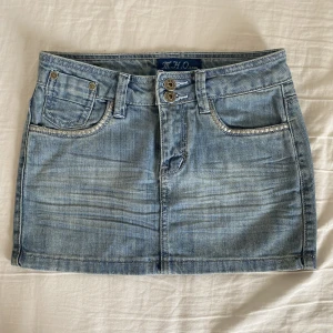 Jeanskjol  - Snygg jeanskjol! Midjemåttet är 76cm och längden är 27cm🩵💙skriv för fler bilder🌟kolla gärna in min profil💖