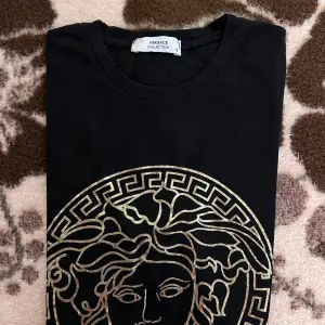 Versace t-shirt till salu. Sparsamt använd. Kan skicka mer bilder vid intresse.