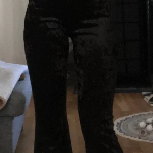 Valvet utsvängda byxor - Mycket bra skick, nästan aldrig använd ( vet ej hur jag skulle styla den 🥲) utsvängda jätte fina byxor.