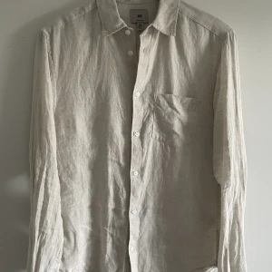 Linneskjorta  - Beige linneskjorta från hm i storlek XS men är väldigt stor i storleken. 100% linne. Använd några gånger men är fortfarande i bra skick.