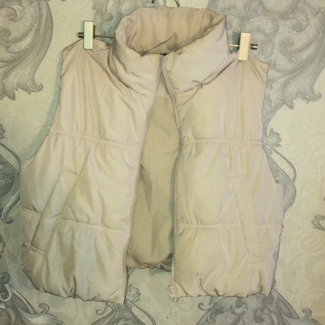 Snygg beige puffervästar