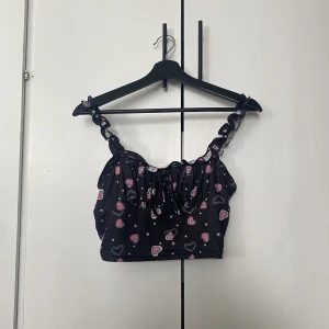Topp med hjärtan - Denna topp är otroligt söt och smickrande! Den har ett väldigt mjukt och luftigt material.  Jag säljer den då den inte är min stil längre. 