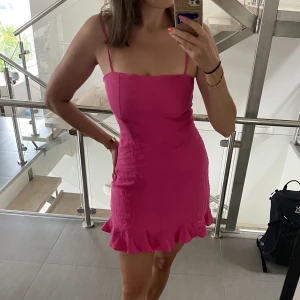 Oanvänd linneklänning från &other stories - Jättefin, rosa kort linneklänning från &other stories. Helt oanvänd, säljes pga passformen är lite tight för mig med breda höften. Jag är 176cm lång. Storlek 38, 100% linne. Justerbara axelband. 