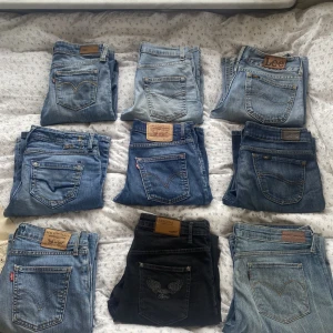 Lågmidjade jeans - FLER BILDER I SEPARATA ANNONSER PÅ MIN PROFIL!! Rensar o säljer alla dessa lågmidjade jeans! Framförallt levis jeans. Strl XS-M ungefär. Som sagt se min profil för separata annonser och fler bilder. 