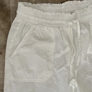 Assnygga Linnebyxor  - Vita linnebyxor som aldrig är använda med snygga fickor. 