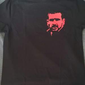 Manchester United t-shirt med Eric Cantona tryck. Endast använd en gång.
