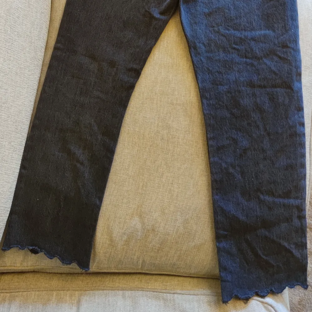 Hej Hjälper min partner att sälja sina Levis 501 i storlek (26W L30)  Som nya i grå färg  Superfina  Finns i Sundbyberg . Jeans & Byxor.