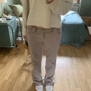 Randiga byxor - Randiga byxor som inte kommer till användning!! Jag är 178 och de är super bra längd för mig. Bra skick och super sommriga 