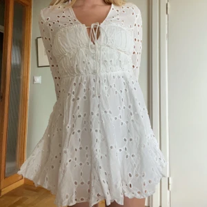 sommarklänning - Säljer denna otroliga klänning från zara, endast använd någon timme vid studentfotografering så bra skick🫶🏼 perf till midsommar🌸