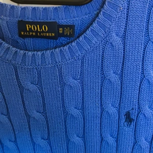 Kabelstickad tröja - Hej Hjälper min partner att sälja sin Stickade tröja från Ralph Lauren i storlek XS.  Bra skick. Fin blå färg. Självklart ren och fin. Den köptes för ca 1700kr.  Hoppas den kommer till bra användning.     Finns i Sundbyberg 