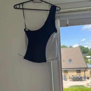 Sommar topp!! 🖤🤍 - Söt sommartopp för dina sommar fester! 