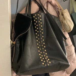 Nitväska  - Stor handväska med olika bärband! Några innerfack! Går att göra större än eller mindre!💕💕