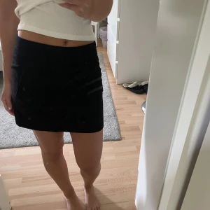 Svart mini knol - Säljer denna svarta mini kjol! Köpt från Sellpy, men egentligen från H&M!