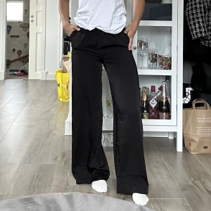 Vida byxor svarta - Vida byxor som ej kommer till användning💗