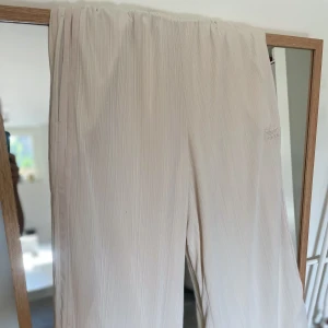 Byxor - Lösa byxor, väldigt luftiga och bekväma! Aldrig använda!