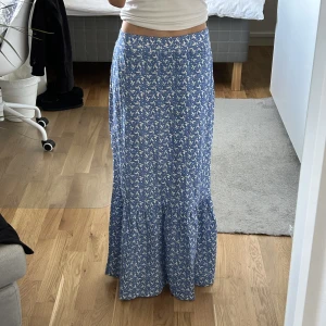 Trendig mönstrad långkjol - Säljer denna mönstrade långkjol från Cubus i mycket bra skick, slits på båda sidorna, storlek xs! Använd gärna köp nu 💖