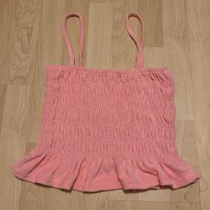 En rosa topp/linne perfekt till sommaren. I ett fint frotté material. Säljer för den inte har kommit till användning. Den är i superbra skick då den har blivit använd 1-2 gånger.