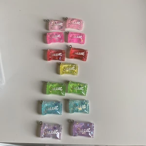 Berlocker  - Sweet berlocker i olika färger! Har två av alla förutom gul. 1 för 3kr 2 för 5kr