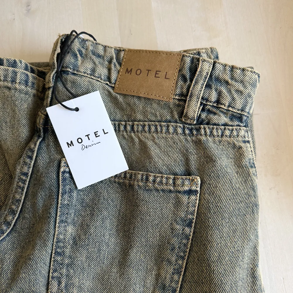 Oanvända jeans från MOTELROCKS. Fick i för liten storlek och kan tyvärr ej använda.  Storlek W24L34. 86cm vid höfterna . Jeans & Byxor.