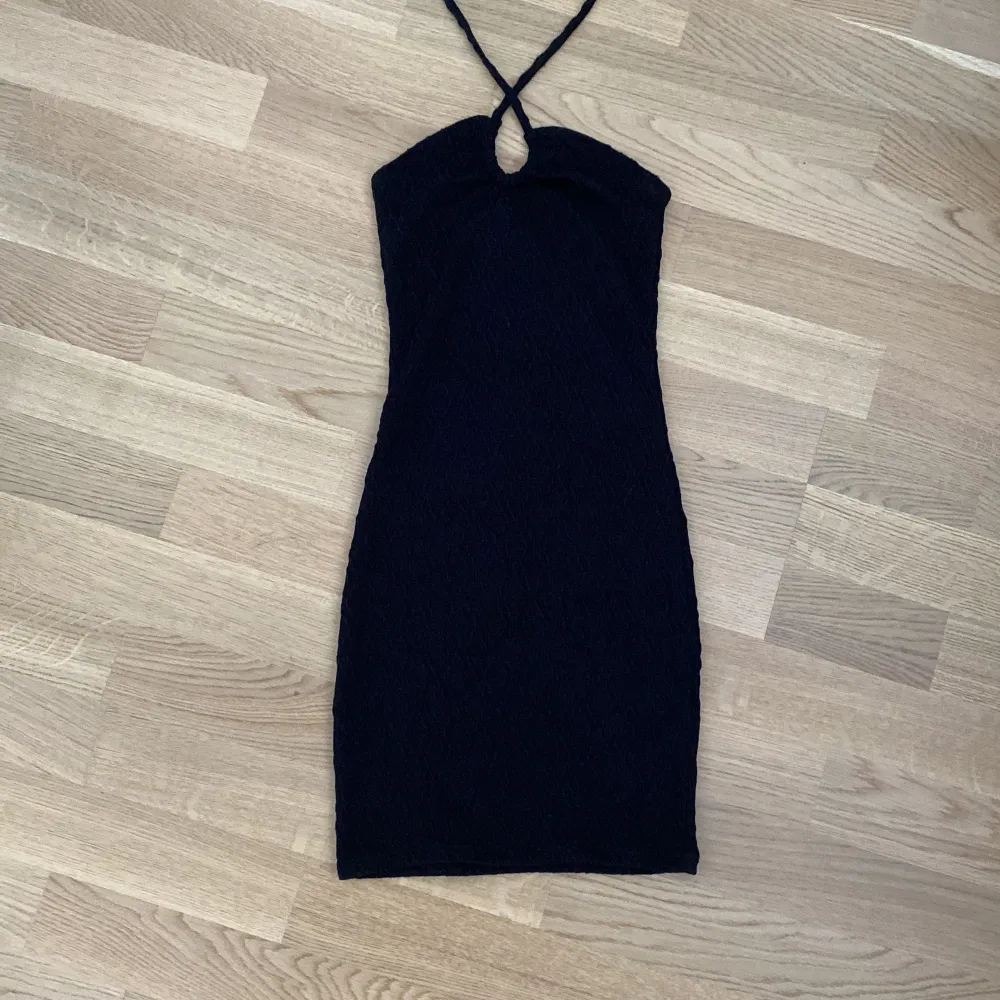 En svart mini klänning från H&M som alldrig kommit till användning!. Klänningar.