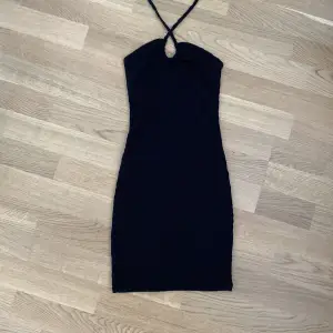 En svart mini klänning från H&M som alldrig kommit till användning!