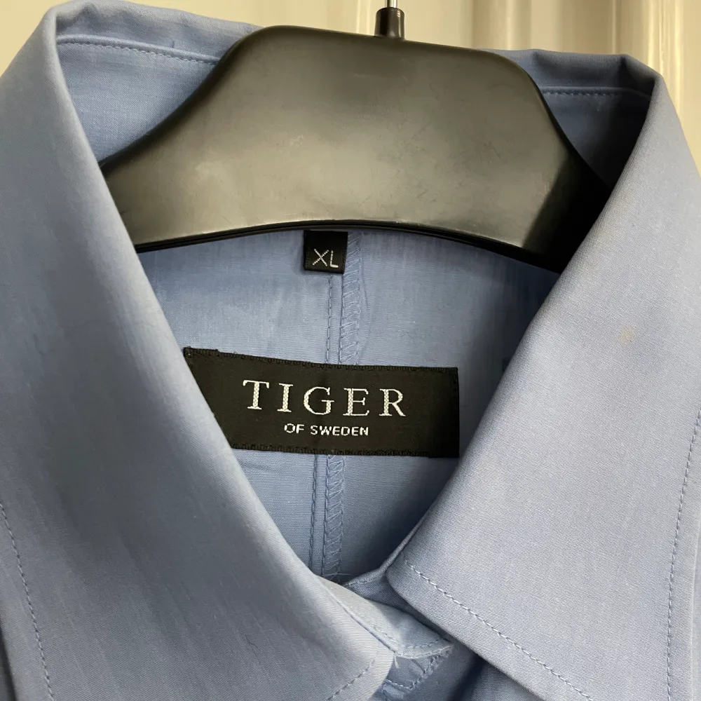 Helt ny tiger of sweden skjorta som är figursydd 😊fick den i present men den var tyvärr för stor därför testar jag att sälja den ( skriv om frågor finns) 💗stryker innan jag skickar såklart . Skjortor.