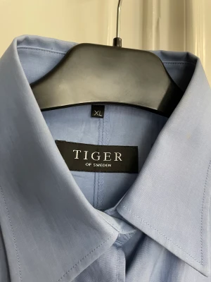 Snygg blå skjorta  - Helt ny tiger of sweden skjorta som är figursydd 😊fick den i present men den var tyvärr för stor därför testar jag att sälja den ( skriv om frågor finns) 💗stryker innan jag skickar såklart 