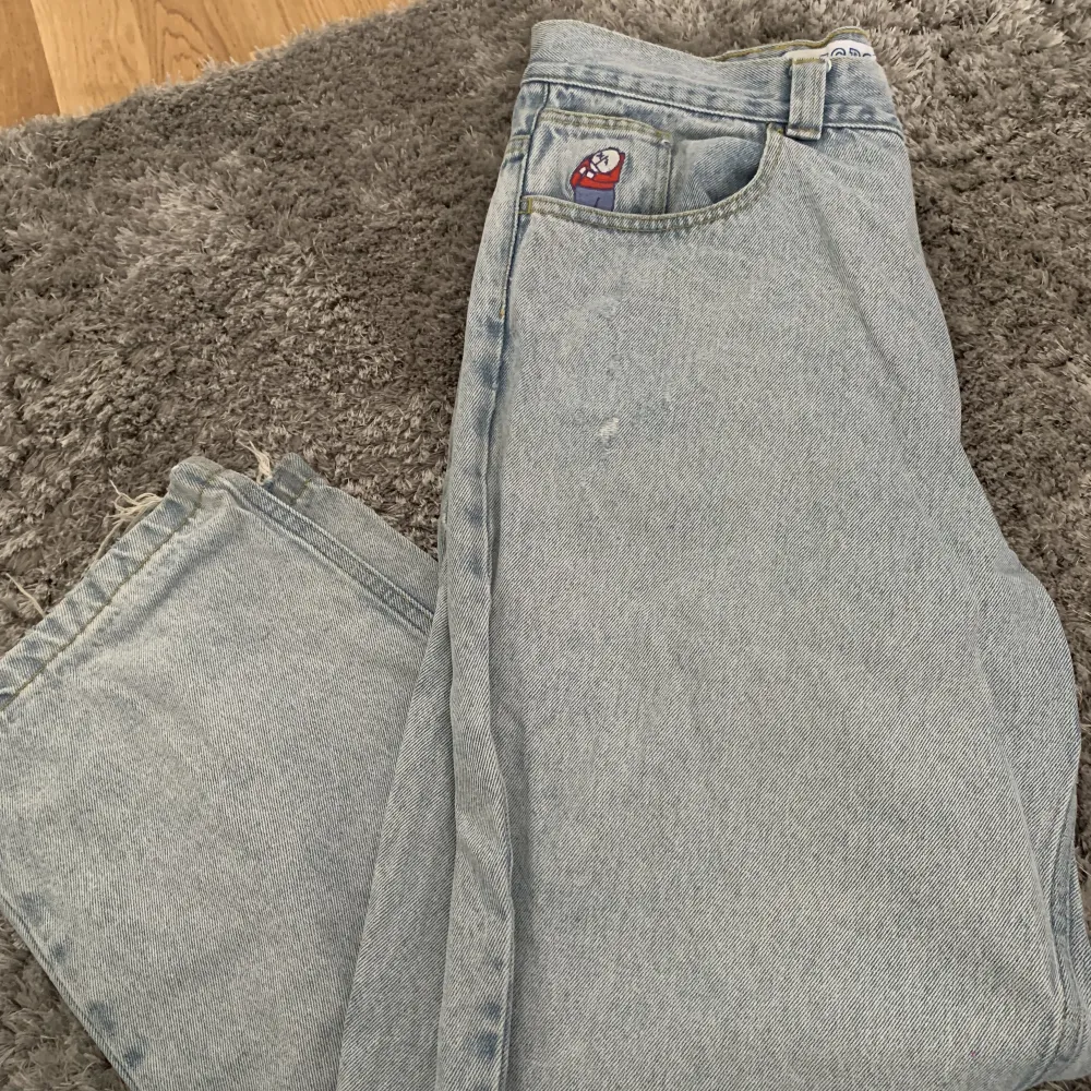 Bästa jeansen!! Lite slitna men tycker det gör dom snyggare! (Bild 3) . Jeans & Byxor.