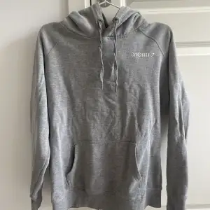 Grå hoodie från Gymshark i storlek M. Inga tecken på användning på utsidan, endast tecken på användning på texten på insidan.😊 