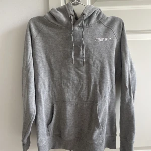 Gymshark hoodie  - Grå hoodie från Gymshark i storlek M. Inga tecken på användning på utsidan, endast tecken på användning på texten på insidan.😊 