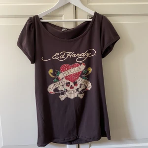 ed hardy t shirt - jättefin ed hardy tröja med tryck, köpt på vinted men har aldrig använt den, jag har sytt upp den själv så den skulle bli lite kortare, annars superfin!