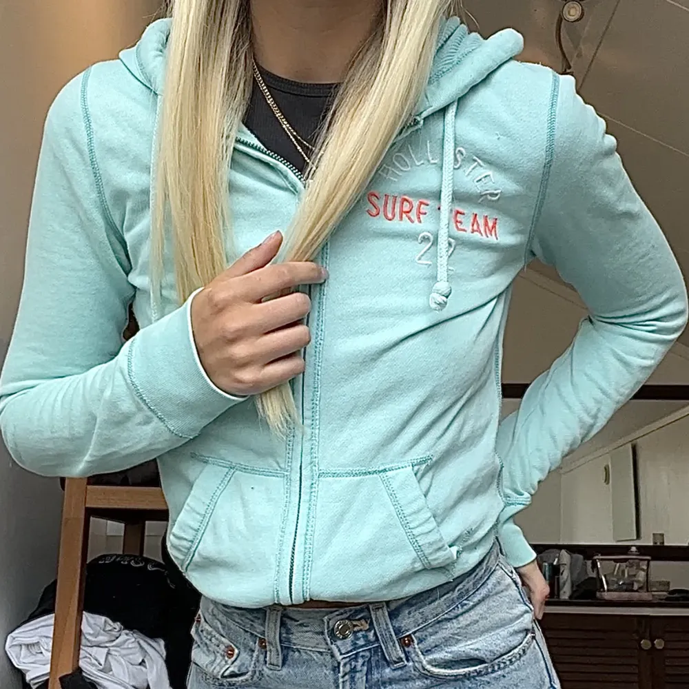 Så SNYGG zip up hoodie från Hollister i strl xs! Inga defekter!💙 perfekt till yoga pants elr ljusa denim 💕 använd gärna köp nu!!🤍. Hoodies.