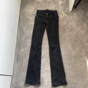 Jättesnygga svarta utsvängda jeans. Står ingen strl i jeansen men skulle säga att det är strl 24