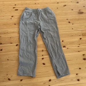 Gråa mjukis byxor utan resor på benet  - Superbra att chilla i eller att träna i! Nästan aldrig använd! 