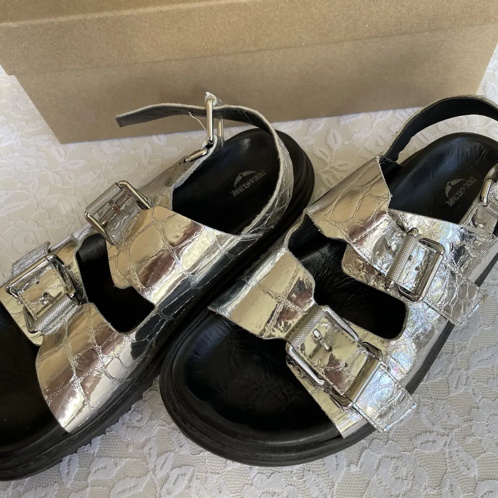 Säljer mina Zadig sandaler då dem inte kommer till användning 💕 Superfina & bekväma 🌸 Sparsamt använda i storlek 40 🥰Nypris: 3643kr 🩷. Skor.