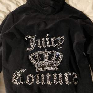 Säljer min jättefina juicy zip up perekt nu till sommarkvällar❤️ Gammal modell, några diamanter har lossnat men inget man tänker på/ser. Storlek M men sitter som XS/S❤️