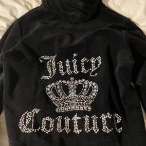 Juicy - Säljer min jättefina juicy zip up perekt nu till sommarkvällar❤️ Gammal modell, några diamanter har lossnat men inget man tänker på/ser. Storlek M men sitter som XS/S❤️