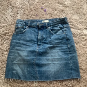 Jeanskjol - Snygg jeanskjol som är sparsamt använd. 