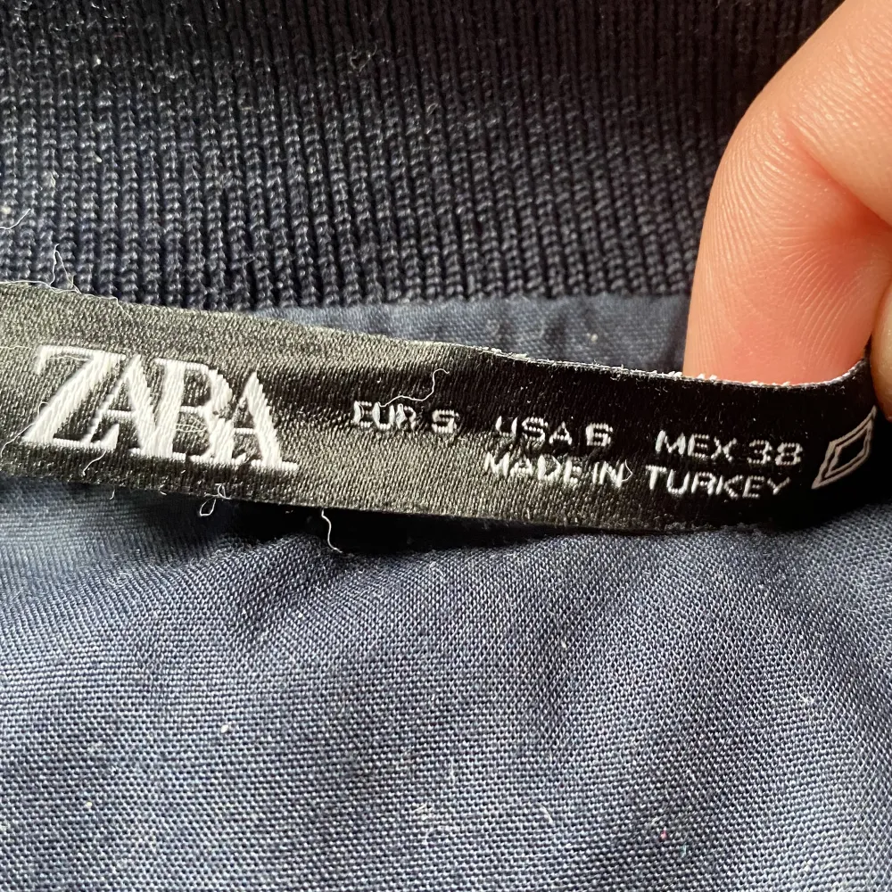Använd jacka som har blivit för liten för mig. Nytt pris från Zara är 699 kr. Jackan är i storlek S. Pris kan diskuteras.. Jackor.