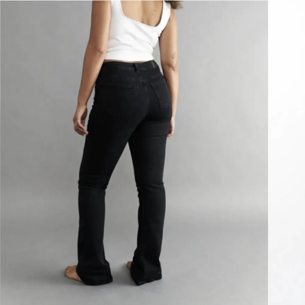 Säljer dessa jeansen från ginatrickot i modellen full length flare för att dom inte har kommit till användning! Köparen står för frakten💕. Jeans & Byxor.