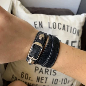 Balenciaga armband - Säljer mitt svinsnygga Balenciaga armband då de är förlitet för min handled😢 superbra skick + box och dustbag finns inne!! Kan byta mot valentino armband